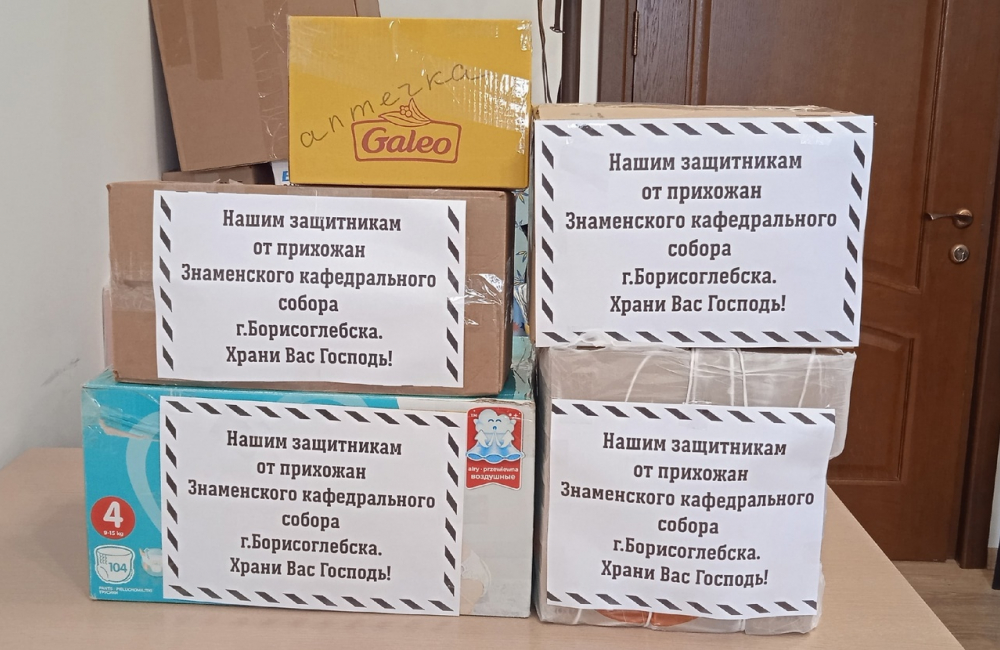 80-летняя бабушка принесла в Знаменский храм Борисоглебска тяжеленную коробку с продуктами для бойцов