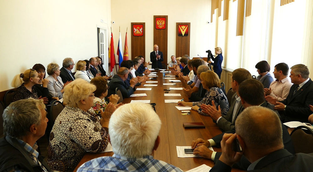 Борисоглебские депутаты  проводили друг друга аплодисментами