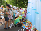Гору детских игрушек принесли в парк Борисоглебска в память о погибших детях Донбасса 
