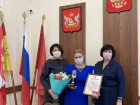 Букет цветов, диплом и кубок  вручили многодетной маме в администрации Борисоглебска