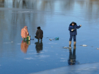 Опасная рыбалка: в Борисоглебске на первый лед вышли десятки местных рыбаков