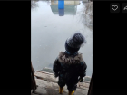 Видео дня: в г.Борисоглебске Воронежской области маленький мальчик не может выйти из затопленного дома
