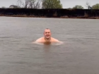  В Чистый четверг самый спортивный глава Воронежской области искупался в пруду