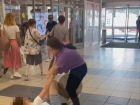 Разборки в стиле ММА устроили две девушки в торговом центре (видео)