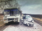 "Матиз" и автобус столкнулись на дороге в Воронежской области