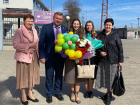  С цветами и воздушными шариками встречали на вокзале Поворино лучшего молодого педагога России