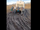  Жителям села в Воронежской области пришлось толкать застрявшую в грязи скорую помощь