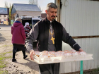 Священники Борисоглебской епархии разносят пасхальные подарки 