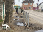 В Борисоглебске приступили к бетонированию упавших пешеходных ограждений 