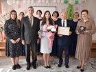 Воспитателю из Поворино вручил сертификат областной депутат 