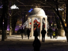 Праздник к нам приходит: в центральном сквере Борисоглебска приступили к монтажу новогодней иллюминации