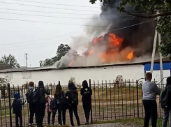 В Новохоперске горящий магазин попал на фото очевидцев
