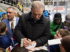 Легендарный вратарь Третьяк раздал автографы юным хоккеистам Воронежской области 