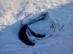 Школьник провалился в открытый люк в центре Борисоглебска