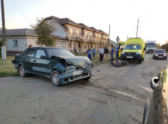 В Борисоглебске на фото запечатлели последствия столкновения двух автомобилей и мотоцикла