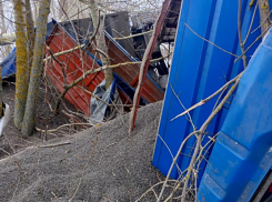 КАМАЗ с семечками перевернулся в Воронежской области: водитель погиб 