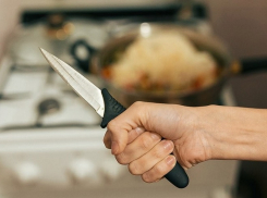 Женщина несколько раз ударила собутыльника ножом в Поворино