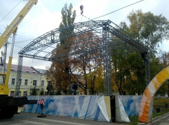 В Борисоглебске завершают монтаж новой центральной сцены