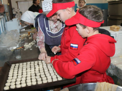 Маленьких борисоглебцев обучают пекарскому делу