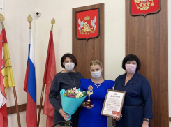Букет цветов, диплом и кубок  вручили многодетной маме в администрации Борисоглебска