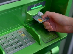 Операция «заблокировать». Банки блокируют карты клиентов за денежные переводы в 1000 рублей