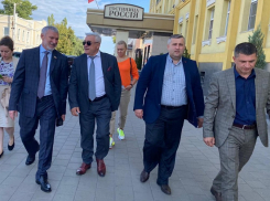 В Борисоглебске Алексей Журавлев встретился с активистами «Родины» после прогулки по городу