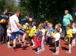 Борисоглебские дошколята и их родители приняли участие в «Дне футбола»