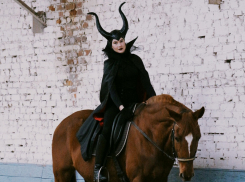 Малефисента-наездница и другие образы: в Борисоглебской конно-спортивной школе прошли костюмированные соревнования