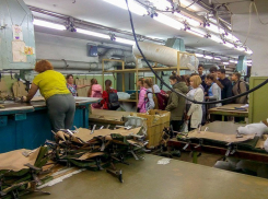 Школьники совершили экскурсию на Борисоглебскую швейную фабрику