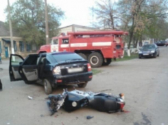 Мотоцикл и легковушка столкнулись в центре Борисоглебска