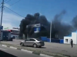 Горящую автомастерскую в Борисоглебске очевидцы сняли на фото и видео 