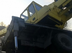 В Грибановском районе на пожарную машину упал кран