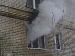 Прохожие спасли женщину с детьми из горящей квартиры в Воронеже 