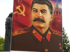 Огромный портрет Сталина принес на парад Победы депутат Борисоглебской Думы 