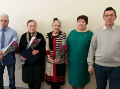 Андрей Пищугин вручил 5 сертификатов на приобретение жилья вынужденным переселенцам