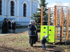 На территории главного храма Борисоглебской епархии построили детскую площадку