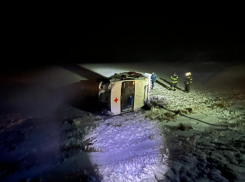 Машина скорой помощи с пациентом внутри перевернулась на трассе в Эртильском районе