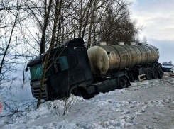 Большегруз вылетел в кювет с трассы в Новохоперском районе
