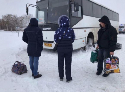 В Грибановском районе сотрудники ГИБДД помогли замерзающим на трассе людям