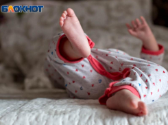 Стало известно о состоянии двухлетней девочки, пострадавшей при игре с отчимом в Новохоперске