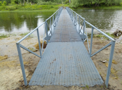 В Борисоглебске отремонтировали и вернули на место понтонный  мост через реку Ворону