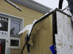 В Борисоглебске снежная лавина с крыши «Старого универмага» раздавила павильоны предпринимателей