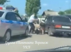 Нападение пьяного водителя и его пьяной пассажирки на полицейского попало на видео в Борисоглебске 