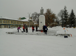 В Борисоглебске продолжается уборка снега