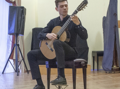 «Родной Борисоглебск, родная школа!»: в ДШИ №1 дал концерт знаменитый гитарист 
