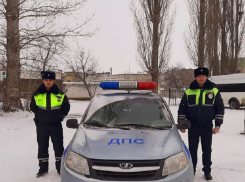 В Терновском районе сотрудники ДПС помогли автомобилисту в непростой ситуации