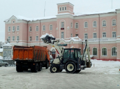На привокзальной площади в Борисоглебске завершили уборку снега