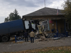 В Новохоперском районе дальнобойщик потерял сознание за рулем и въехал в здание поселковой администрации