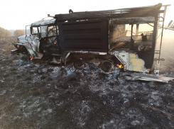 В одном из бушующих в Воронежской области пожаров огонь уничтожил пожарную машину