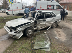 Два пенсионера из Терновского района и молодой борисоглебец пострадали в столкновении легковушек в Борисоглебске 